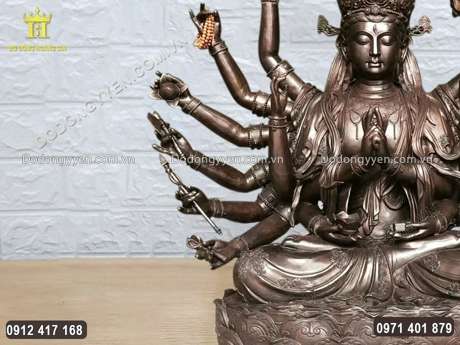 Tay tr&aacute;i của Ng&agrave;i cầm c&aacute;c ph&aacute;p kh&iacute; tượng trưng cho ph&uacute;c đức